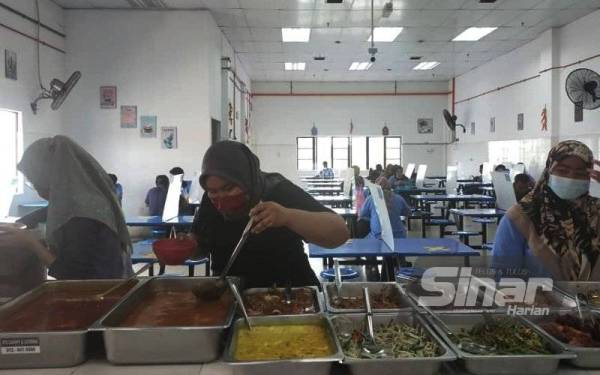Antara pelanggan yang datang ke Kafeteria Eja. 