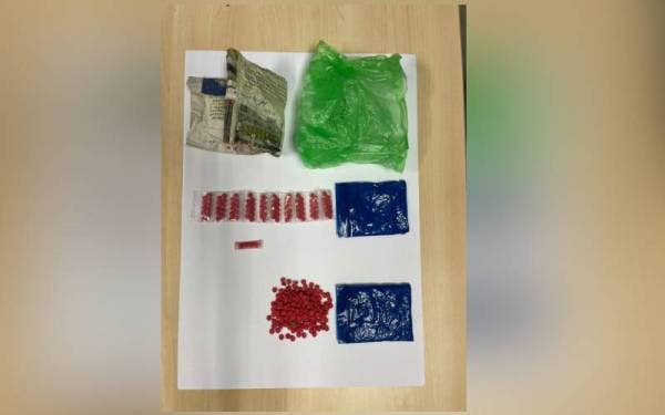 Pil yaba yang ditemui bersama suspek di belakang sebuah rumah.