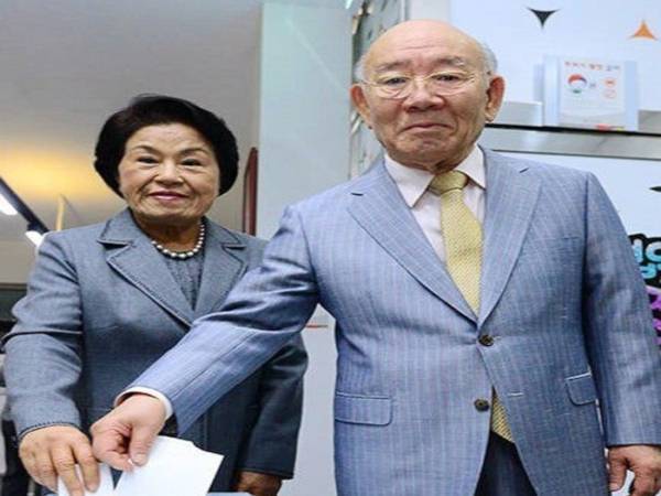 Gambar fail menunjukkan Chun Doo-hwan (kanan) mengundi pada Pilihan Raya Presiden Korea Selatan pada tahun 2017. - Foto Yonhap