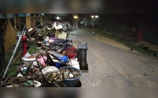 Beberapa barangan penduduk rosak dalam kejadian banjir kilat yang melanda Bukit Belacan pada Isnin. (gambar ihsan Facebook Mohd Sharif).