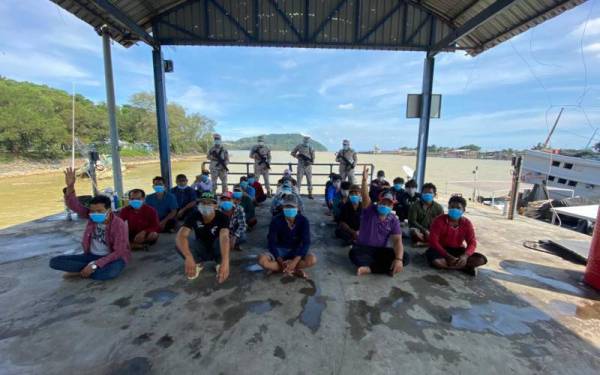 Seramai 25 nelayan termasuk tekong yang ditahan untuk siasatan selanjutnya. - Foto ihsan Maritim Malaysia Zon Kemaman