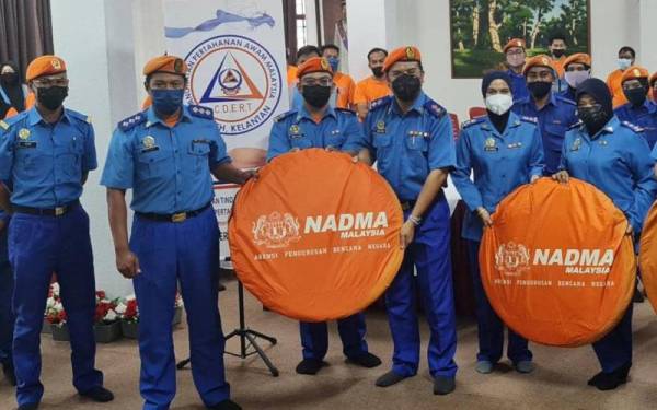 Nik Saiful (tiga dari kanan) menerima khemah untuk kegunaan di pusat pemindahan banjir.