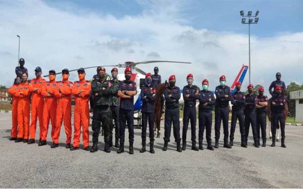 Azhar (tujuh kiri) dan Rosman (lapan kiri) bersama sebahagian anggota yang terlibat dalam Op Benteng Kawalan Sempadan Darat Malaysia - Thailand di Bukit Kayu Hitam pada Selasa.
