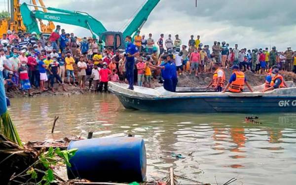 Enam termasuk empat murid sekolah terbunuh manakala 11 lagi cedera selepas feri yang mereka naiki terbalik di Kinniya, timur Sri Lanka pada Selasa pagi. - Foto AP