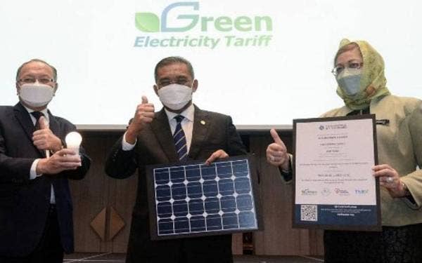 Takiyuddin (tengah) ketika melancarkan Tarif Elektrik Hijau atau Green Electricity Tariff (GET) pada Selasa. - Foto Bernama