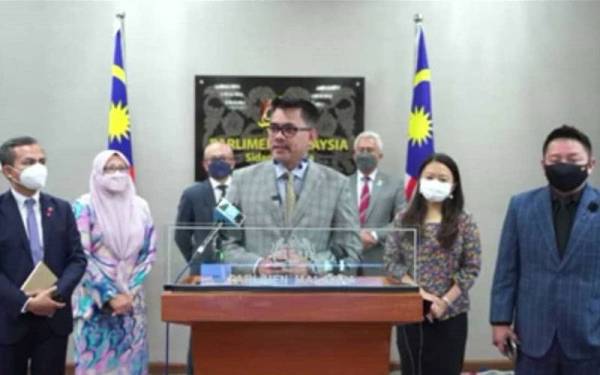 Azis (depan) ketika sidang akhbar di Parlimen pada Selasa.