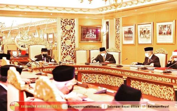 Sultan Sharafuddin mempengerusikan Mesyuarat Dewan di-Raja Selangor ke-155 di Istana Alam Shah, Klang pada Selasa. - Foto FB Selangor Royal Office