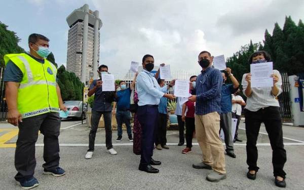 Mohd Nazri (dua dari kanan) menyerahkan memorandum kepada wakil Menteri Besar di hadapan Bangunan Sultan Salahuddin Abdul Aziz Shah.