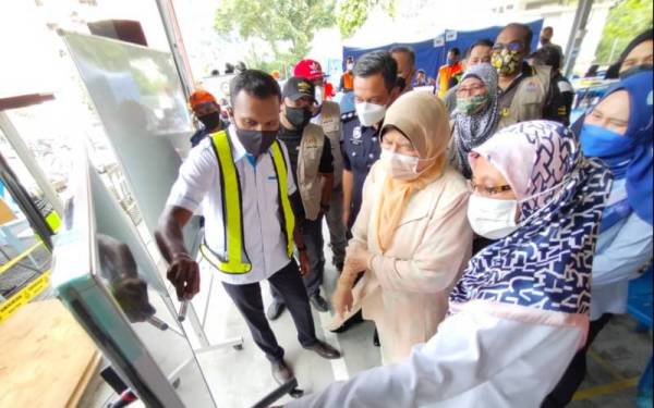 Pegawai Daerah Hulu Langat, Dr Aini Ahmad memberi taklimat tingkat mengenai kejadian banjir lumpur di kawasan terjejas
