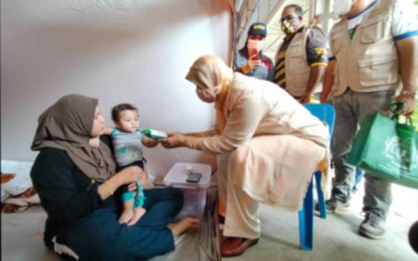 Shafikah (kiri) yang ditempatkan di Dewan Lembah Pantai menerima lawatan Zuraidah pada Selasa.