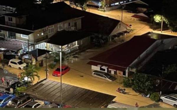 Kejadian hujan sejak petang Isnin akibatkan dua kawasan di Kampung Lembah Jaya Utara dan Lembah Jaya Selatan dinaiki air setinggi kira-kira satu meter. - Foto ihsan pembaca