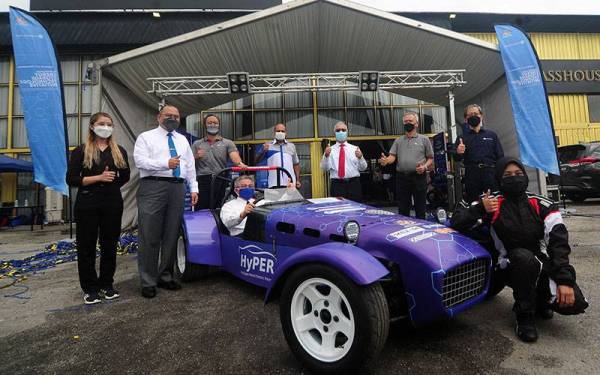 Menteri Sains, Teknologi dan Inovasi, Datuk Seri Dr Adham Baba (duduk tengah) bergambar bersama kereta lumba Hydrogen ketika Majlis Perasmian Program NanoMalaysia Energy Storage Technology (NESTI) dan Demontrasi Hydrogen-Paired Electric Race Car (HyPER) hari ini.
