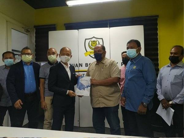 Muhammad Yadzan (tiga dari kanan) memperkenalkan pemilik baharu Perak FC, Syarikat Impact Media & Communication Sdn Bhd yang diwakili Pengerusinya, Khairul Nizam Mahmood selepas sidang media di Pejabat PAFA di sini pada Selasa.
