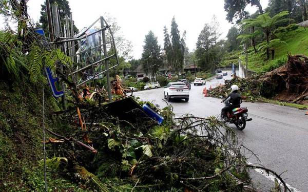 Papan tanda petunjuk arah turut musnah akibat berlakunya insiden tanah runtuh dan pokok tumbang dalam kejadian petang semalam di sekitar Tanah Rata hari ini.