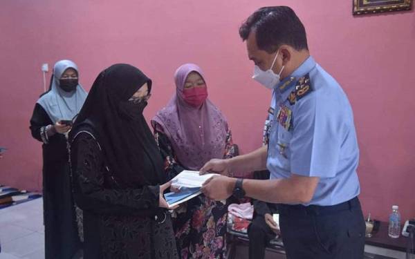 Ackbal menyerahkan sumbangan kepada waris Allahyarham Kapten Mohamad Affendi di Muadzam Shah, Pahang.