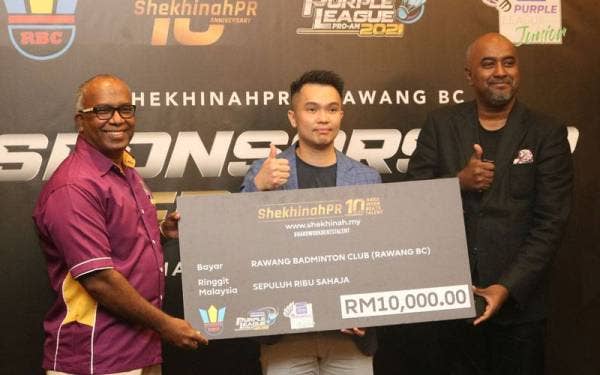 Jeyaseelan (kiri) menyerahkan jersi baharu pasukan Rawang BC kepada Christopher pada Majlis Penyerahan Tajaan ShekhinahPR di Kelab Taman DiRaja Perdana pada Selasa.