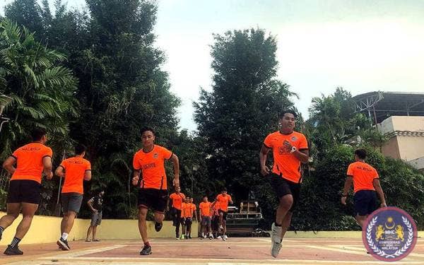 Para pemain negara giat menjalani latihan kecergasan sebelum menyingkap tirai kempen saingan hoki Piala Dunia Remaja di Stadium Kalinga, Bhubaneswar, India, pada Rabu. - Foto Malaysian Hockey Confederation