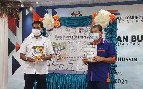 Hamdan (kiri) dan Mohd Yusof ketika Majlis Pelancaran Buku di Dewan Besar, Kolej Komuniti Kuantan pada Selasa.
