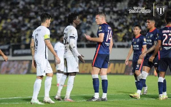 Perang mulut pemain JDT (kanan) dan TFC berikutan kekasaran yang berlaku pada perlawanan berkenaan. - Foto FB Terengganu FC