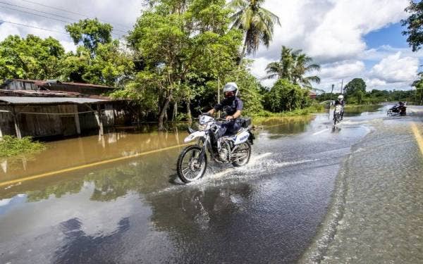 Kelihatan anggota PDRM membuat rondaan bagi memantau kawasan banjir di jalan Kampung Tok Deh ke Rantau Panjang, pada Jumaat lalu. - Foto fail Bernama