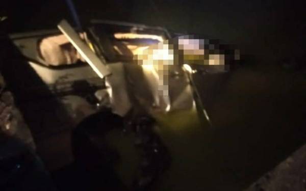 Kenderaan MPV Nissan Serena dinaiki dua individu hilang kawalan lalu terbabas ke dalam parit di Jalan Sungai Puloh, Bandar Bukit Raja pada Rabu.