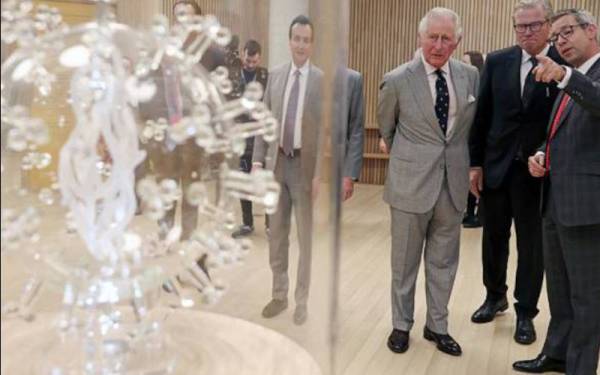 Prince Charles (kiri) diberi taklimat oleh Pengerusi AstraZenaca Leif Johansson dan CEO AstraZeneca Pascal Soriot (kanan) ketika hadir di pusat penyelidikan AstraZeneca yang baharu di Kampus Biomedik Cambridge, England pada Selasa. - Foto AP