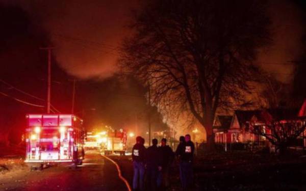 Petugas kecemasan dilihat di tempat kejadian yang mengorbankan dua nyawa. - Foto Isaac RitcheyThe Flint Journal via AP