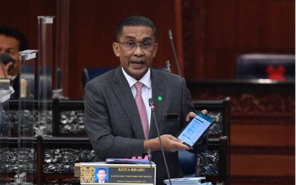 Menteri di Jabatan Perdana Menteri (Parlimen dan Undang-Undang) Datuk Seri Takiyuddin Hassan menjawab soalan pada sesi Pertanyaan-Pertanyaan bagi Jawab Lisan sempena Mesyuarat Khas Penggal Ketiga Parlimen Ke-14 di Parlimen hari ini.- Foto Bernama