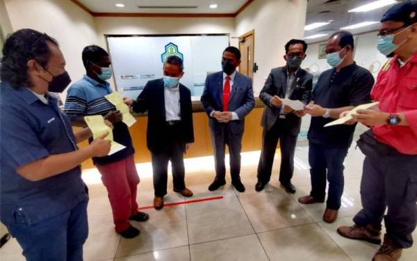 Fuad (tiga dari kiri) dan Md Fiah (empat dari kiri) beramah mesra dengan penerima pencen penakat