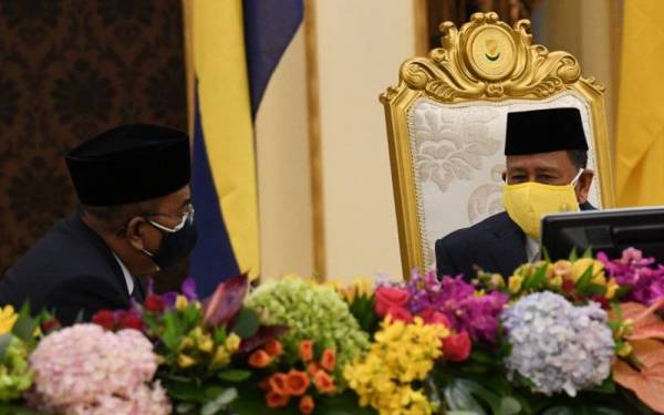 Sultan Kedah Al Aminul Karim Sultan Sallehuddin Almarhum Sultan Badlishah (kanan) berkenan beramah mesra dengan Menteri Besar Kedah Datuk Seri Muhammad Sanusi Md Nor sebelum mempengerusikan Mesyuarat Majlis Raja-Raja ke-257 di Istana Negara hari ini. - Foto Bernama