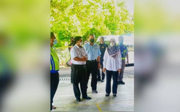 Ani (kanan) meninjau lokasi terjejas banjir kilat.