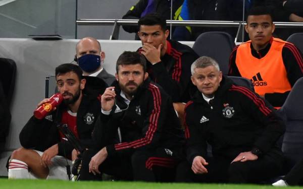 IMBAS KEMBALI...Dua, kiri, Carrick dan Solskjaer ketika pengendali dari Norway tersebut mengemudi Manchester United dalam perlawanan menentang Tottenham Hotspur di London. FOTO: AFP