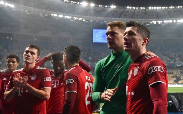 Neuer, Lewandowski dan para pemain Bayern lain meraikan kejayaan mengatasi Dynamo Kiev di Kiev. FOTO AFP