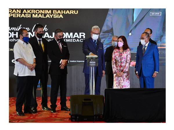 Noh (empat dari kiri) ketika Majlis Pelancaran Akronim Baharu Institut Koperasi Malaysia pada Selasa.