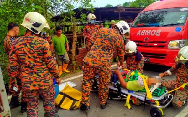 Mangsa dibawa ke Hoshas untuk rawatan lanjut. - Foto ihsan bomba