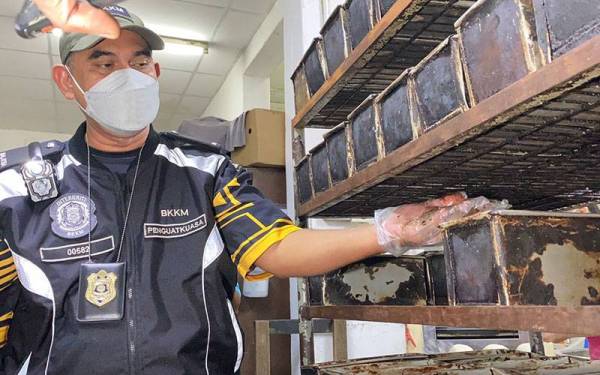 Minyak tepu yang dikesan pada troli bertingkat pembakar roti