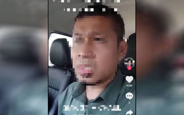 Tangkap layar rakaman video individu yang mendakwa sebagai guru sebuah sekolah menengah di Perak yang diasingkan pihak sekolah kerana belum menerima suntikan vaksin.