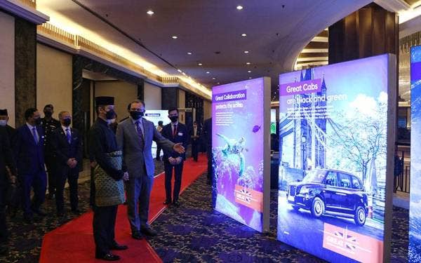 Tengku Hassanal pada majlis makan malam Together For Our Planet anjuran Suruhanjaya Tinggi Britain di Kuala Lumpur sempena penganjuran COP26 oleh UK serta kerjasama iklim dengan Malaysia. - Foto Bernama