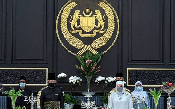 Yang di-Pertuan Agong Al-Sultan Abdullah Ri'ayatuddin Al-Mustafa Billah Shah bersama Raja Permaisuri Agong Tunku Hajah Azizah Aminah Maimunah Iskandariah berangkat tiba ke Majlis Santapan Malam sempena Memuliakan Mesyuarat Majlis Raja-Raja Ke-257 di Istana Negara malam ini.