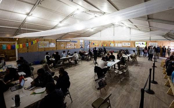 Sebuah khemah untuk memproses permohonan warga Afghanistan bagi penempatan semula di AS disediakan di pangkalan tentera udara Holloman, New Mexico.