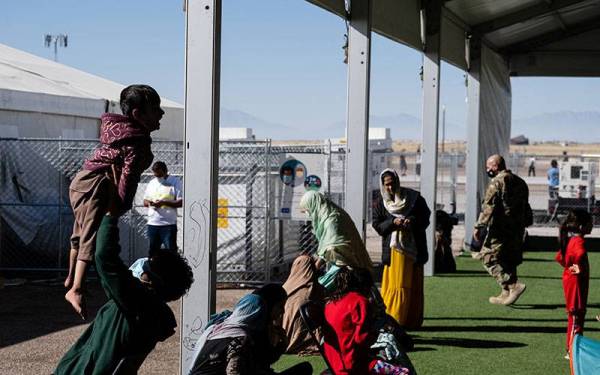 Kumpulan warga Afghanistan termasuk kanak-kanak yang ditempatkan di kem sementara pangkalan tentera AS sejak lebih tiga bulan lalu.