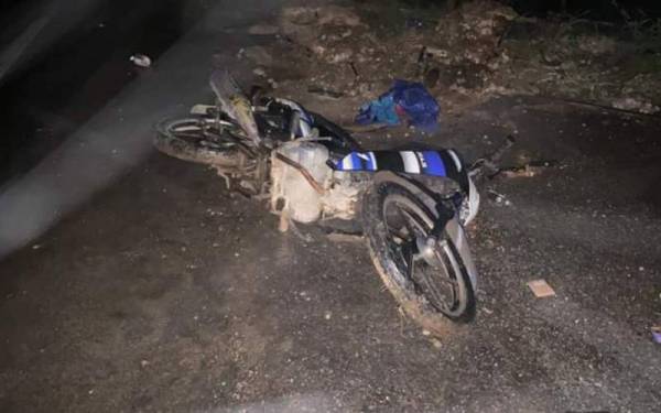 Motosikal ditunggang mangsa terbabas sendiri di di kilometer 67 Jalan Teluk Intan-Klang, Sabak Bernam berhampiran Kampung Parit 11 di sini pada Rabu.