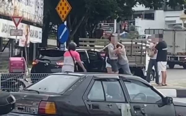 Kes pergaduhan sekumpulan individu tular di laman sosial. 