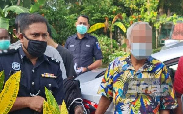 Shaari (kanan) dibawa ke Mahkamah Sesyen Kuala Kubu Baru pada Khamis bagi menghadapi pertuduhan melakukan hubungan seks luar tabii dengan seeskor kambing betina pada Julai lalu.