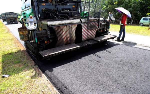 KPPK menggesa semua kerajaan negeri membina dan menurap jalan negeri dan desa menggunakan teknologi Bitumen Terubahsuai Getah Bekuan (CMB) dalam usaha membantu pekebun kecil getah. - Foto Bernama