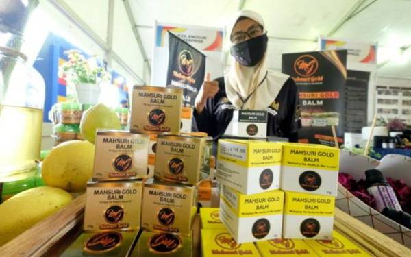 Zuliza menunjukkan dua produk Mahsuri Gold yang laris di pasaran pada karnival Kempen Beli Barangan Malaysia peringkat kebangsaan 2021 baru-baru ini.   - Foto Bernama