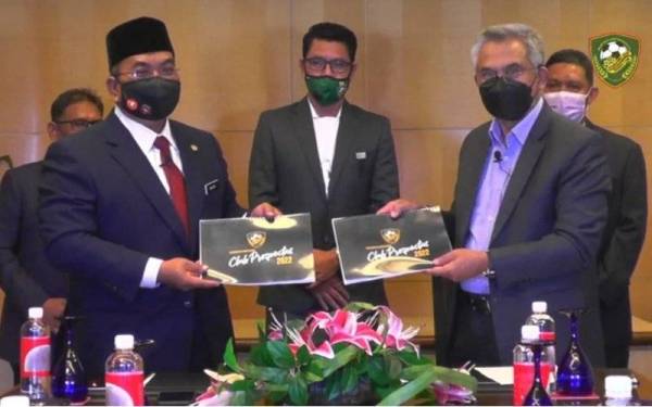 Muhammad Sanusi (kiri) bersama Mohd Daud (kanan) selepas tamat sesi sidang media secara dalam talian pada Khamis.