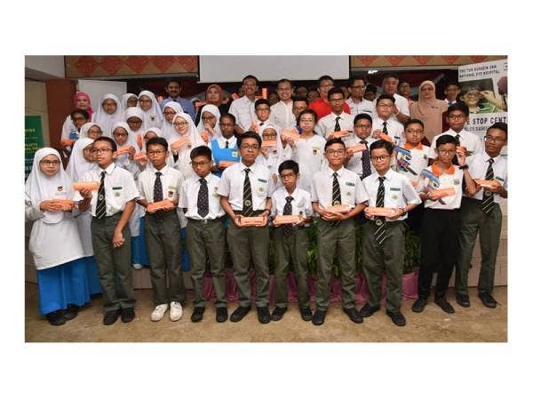 Pelajar bermasalah penglihatan menerima sumbangan cermin mata di bawah projek rintis Better. Brighter. Vision antara TNB dan Hospital Mata Nasional Tun Hussein Onn.