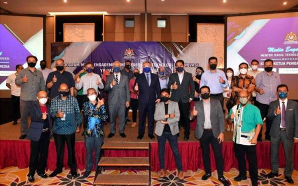 Dr Adham (tengah) bersama para wakil media yang hadir pada Program Media Engagement pada Khamis. - Foto Bernama