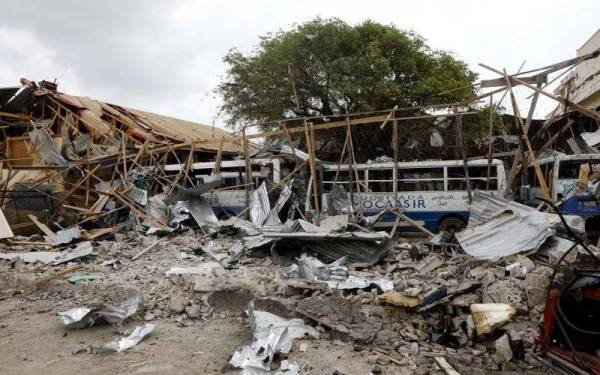 Keadaan di tempat kejadian selepas sebuah kereta meletup dalam serangan berani mati berhampiran sekolah rendah dan menengah di daerah Hodan di Mogadishu, Somalia. - Foto Reuters/Feisal Omar